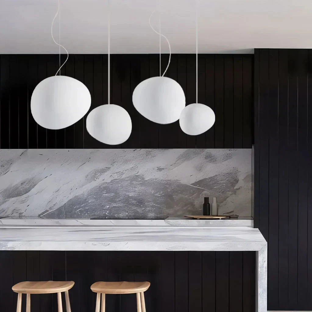 Artystyczna lampa wisząca z matowego szkła z kamykami do jadalni i salonów