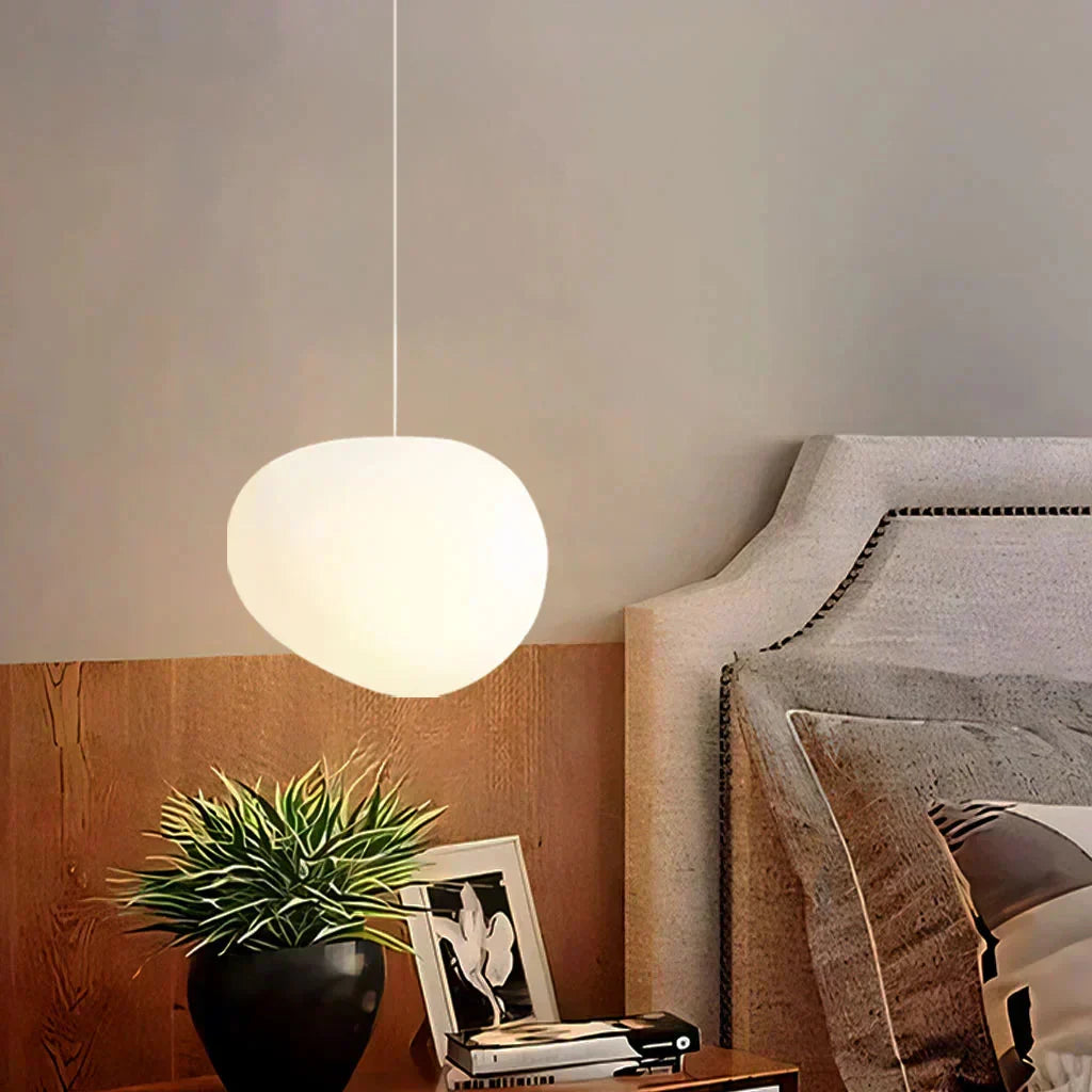 Artystyczna lampa wisząca z matowego szkła z kamykami do jadalni i salonów