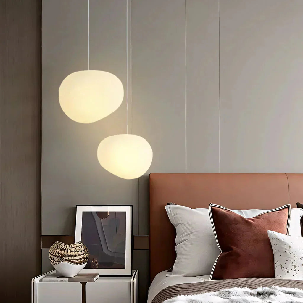Artystyczna lampa wisząca z matowego szkła z kamykami do jadalni i salonów