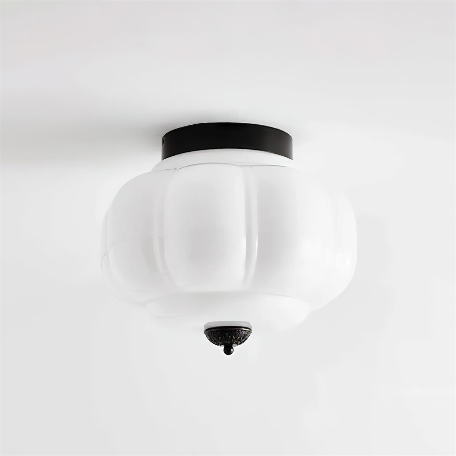 Szklana lampa sufitowa w kolorze jadeitowej zieleni z złotą ramą