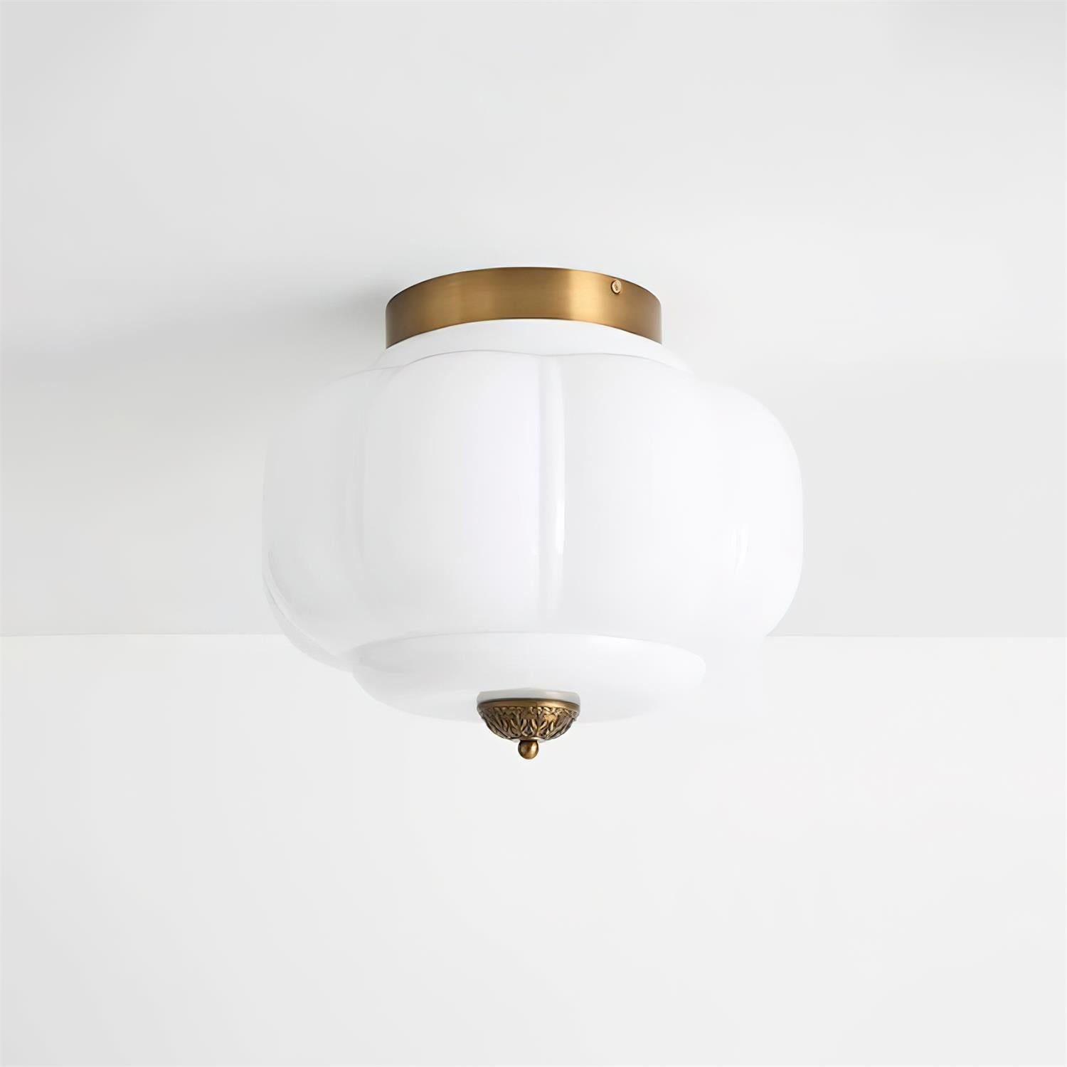 Szklana lampa sufitowa w kolorze jadeitowej zieleni z złotą ramą