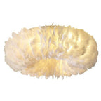 Lampa sufitowa LED w stylu boho z motywem piór do sypialni i salonu
