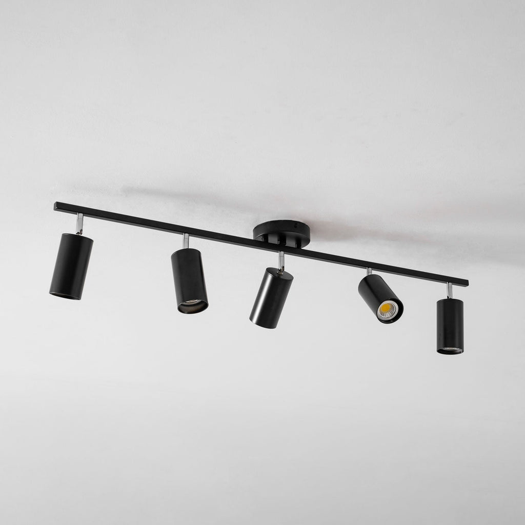 Lampa sufitowa z wieloma głowicami i regulowanymi reflektorami LED