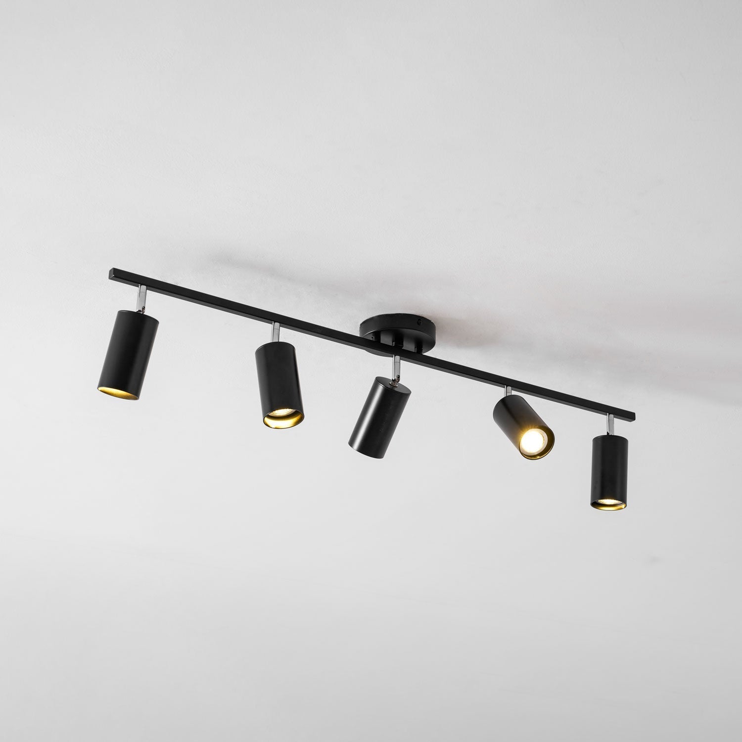Lampa sufitowa z wieloma głowicami i regulowanymi reflektorami LED