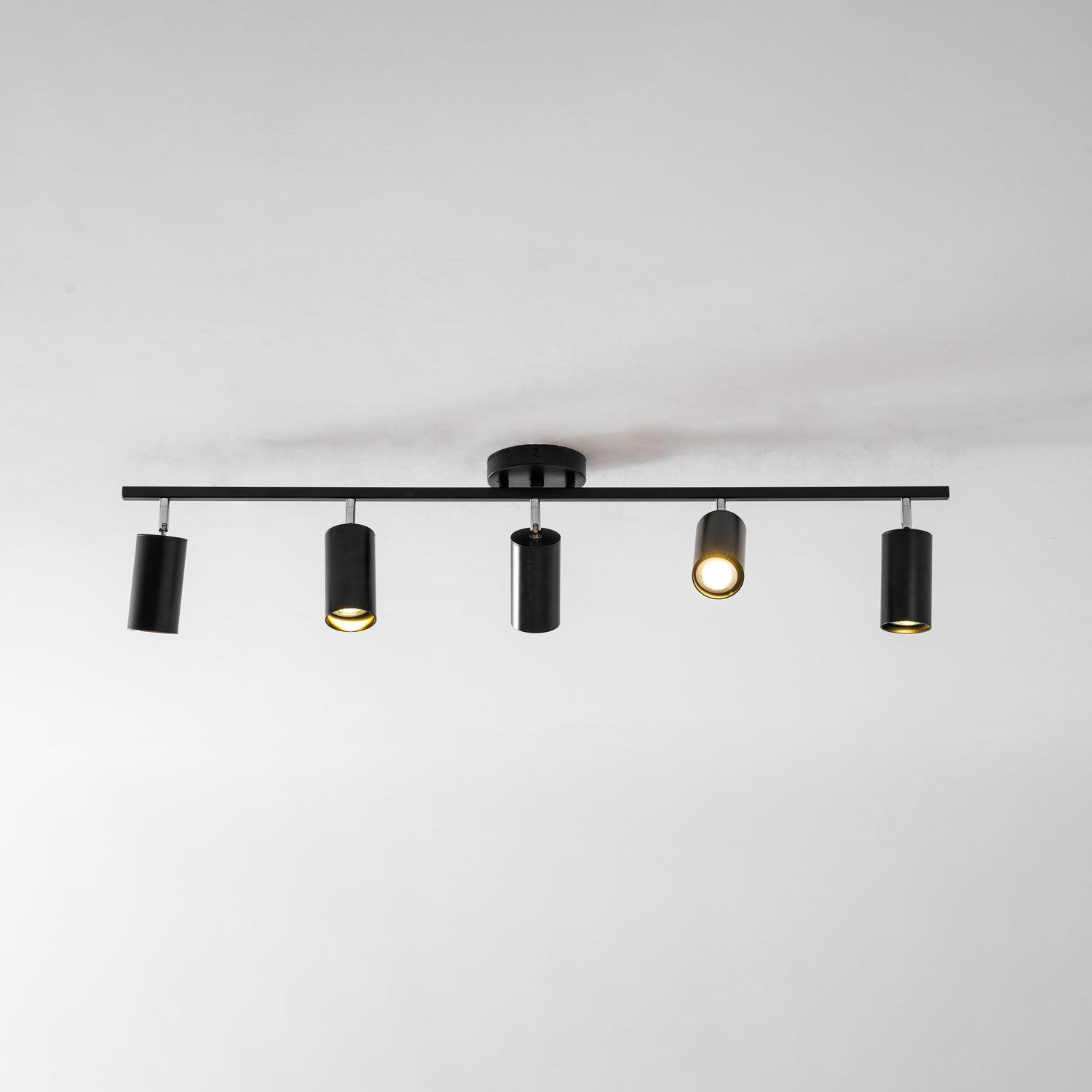 Lampa sufitowa z wieloma głowicami i regulowanymi reflektorami LED