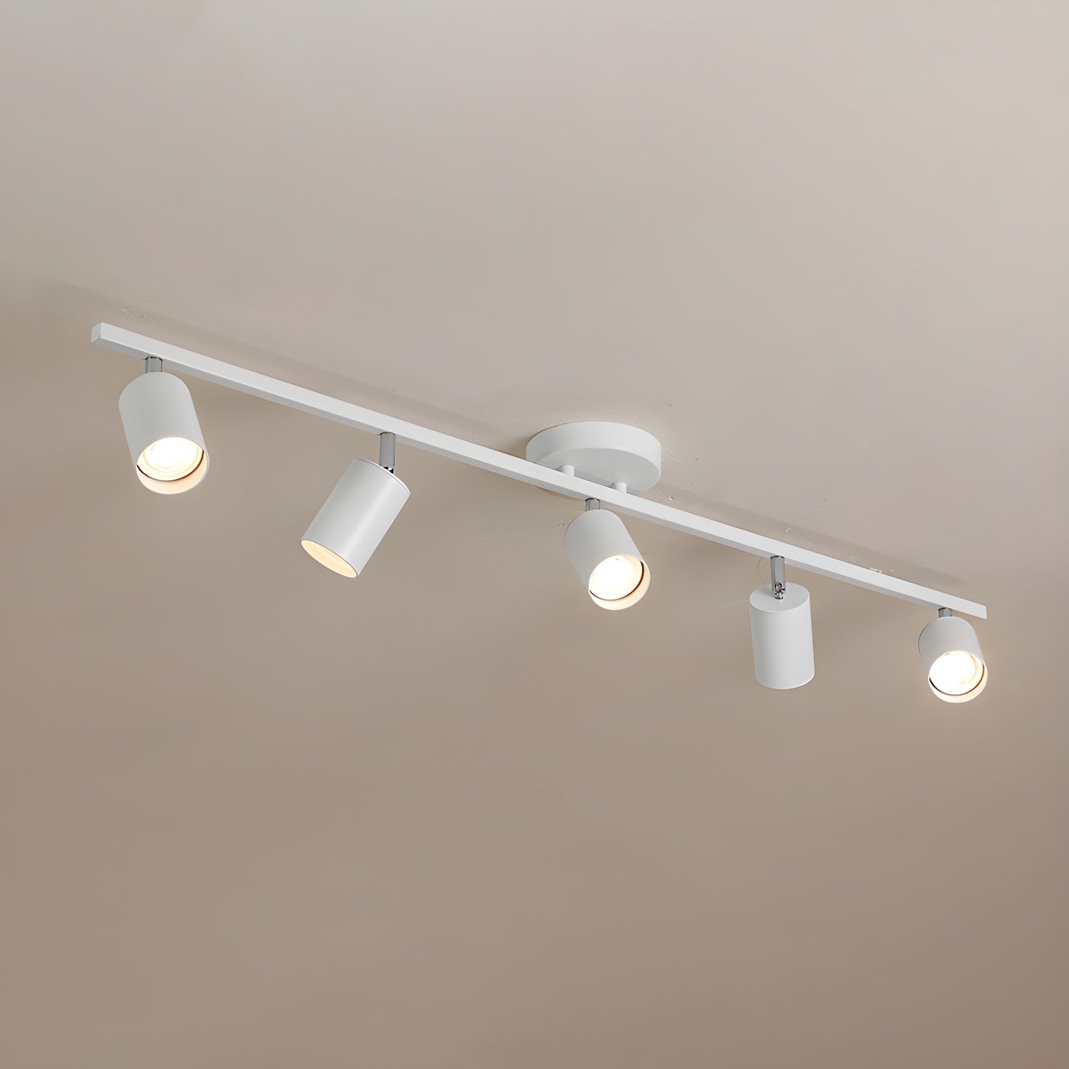 Lampa sufitowa z wieloma głowicami i regulowanymi reflektorami LED