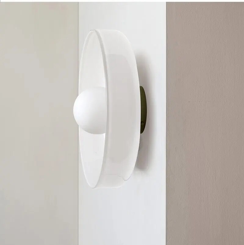 Skandynawska lampa sufitowa LED w minimalistycznym stylu nordyckim