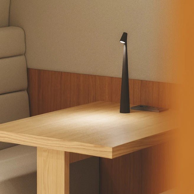 Kompaktowa bezprzewodowa lampa stołowa LED z regulacją światła
