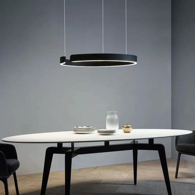 Lampa wisząca z pierścieniem LED do jadalni – nowoczesna oprawa sufitowa