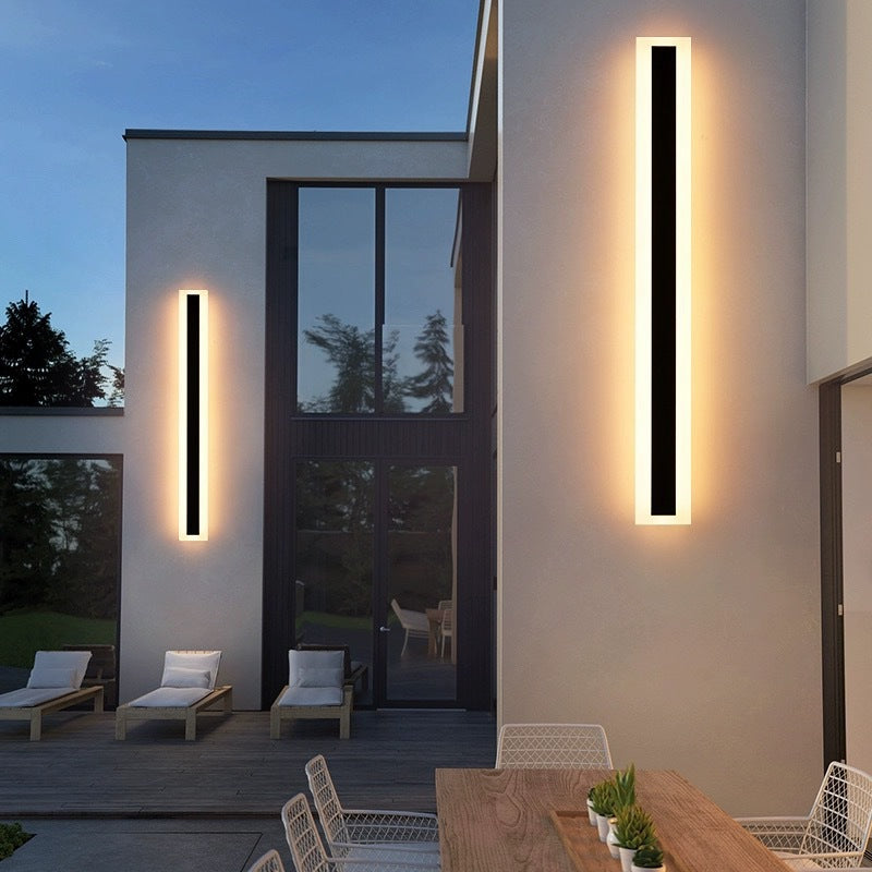 Smukła lampa zewnętrzna LED – nowoczesna kinkiet na taras i do przedpokoju