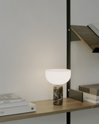 Nowoczesna lampa stołowa z marmurową podstawą i dotykowym sterowaniem LED