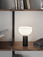 Nowoczesna lampa stołowa z marmurową podstawą i dotykowym sterowaniem LED