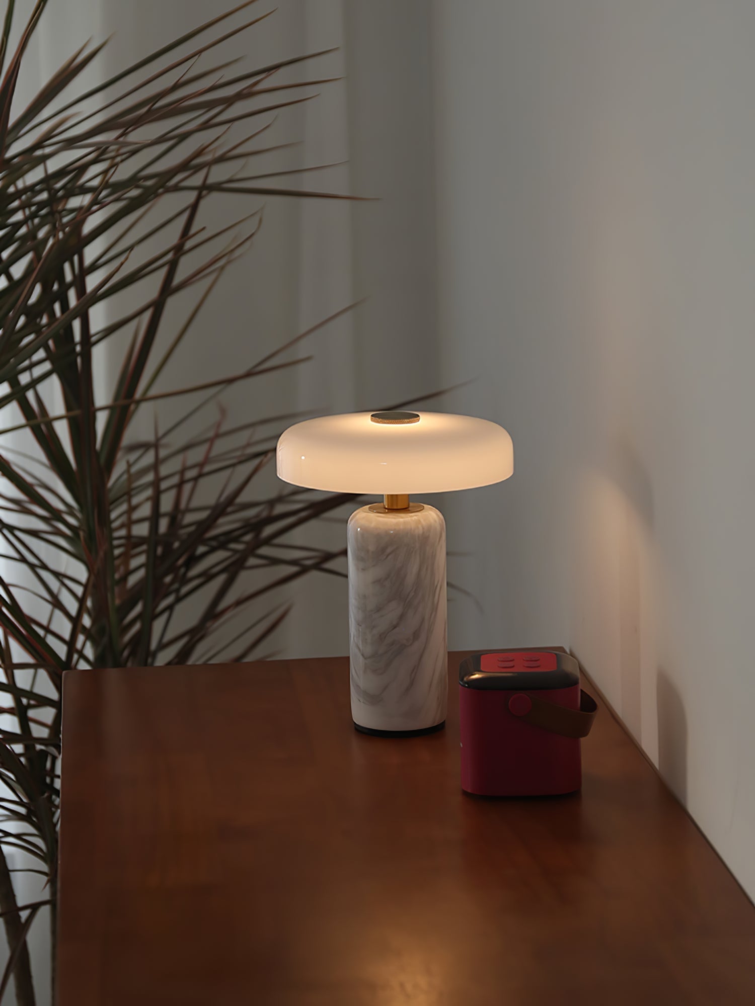 Nowoczesna lampa stołowa z marmurową podstawą i dotykowym sterowaniem LED
