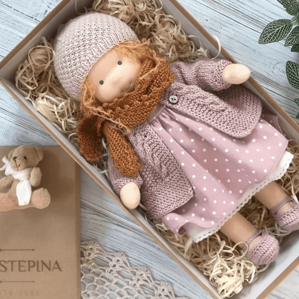 Ponadczasowa ręcznie robiona lalka Waldorf do zabawy