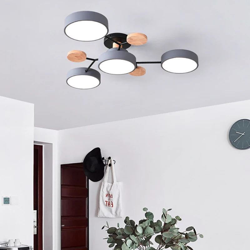 Elegancka, nowoczesna lampa sufitowa z ręcznie wykonanymi wykończeniami