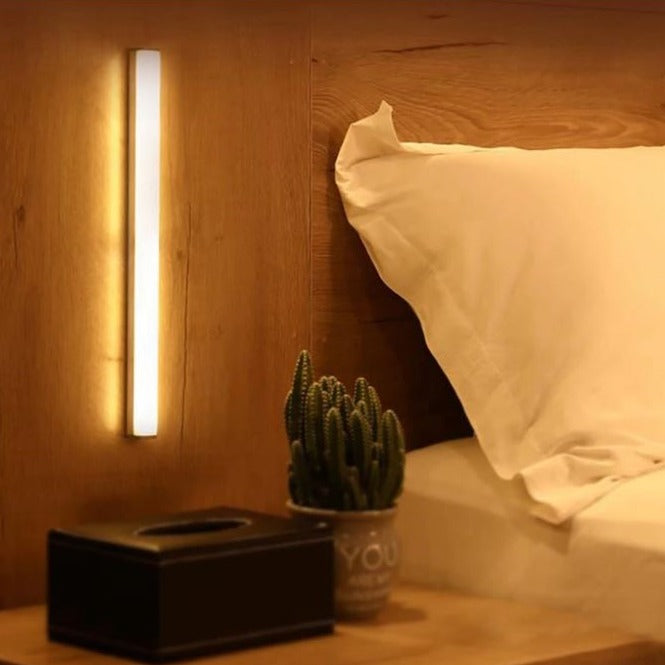 Kompaktowa nowoczesna lampa szafkowa z czujnikiem