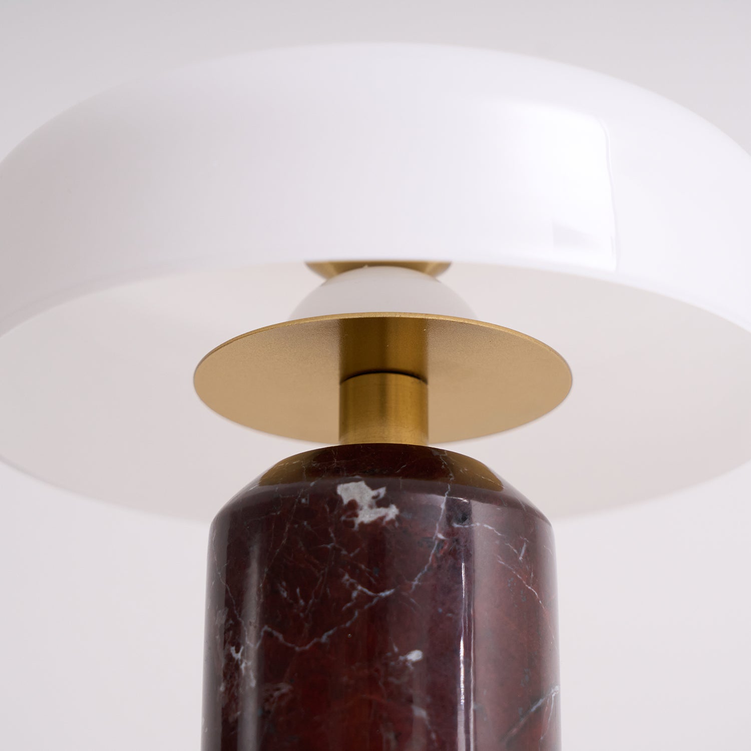 Nowoczesna lampa stołowa z marmurową podstawą i dotykowym sterowaniem LED