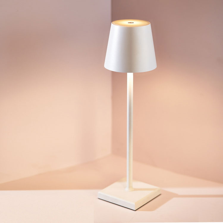 Nowoczesna skandynawska bezprzewodowa lampa stołowa LED z funkcją ściemniania