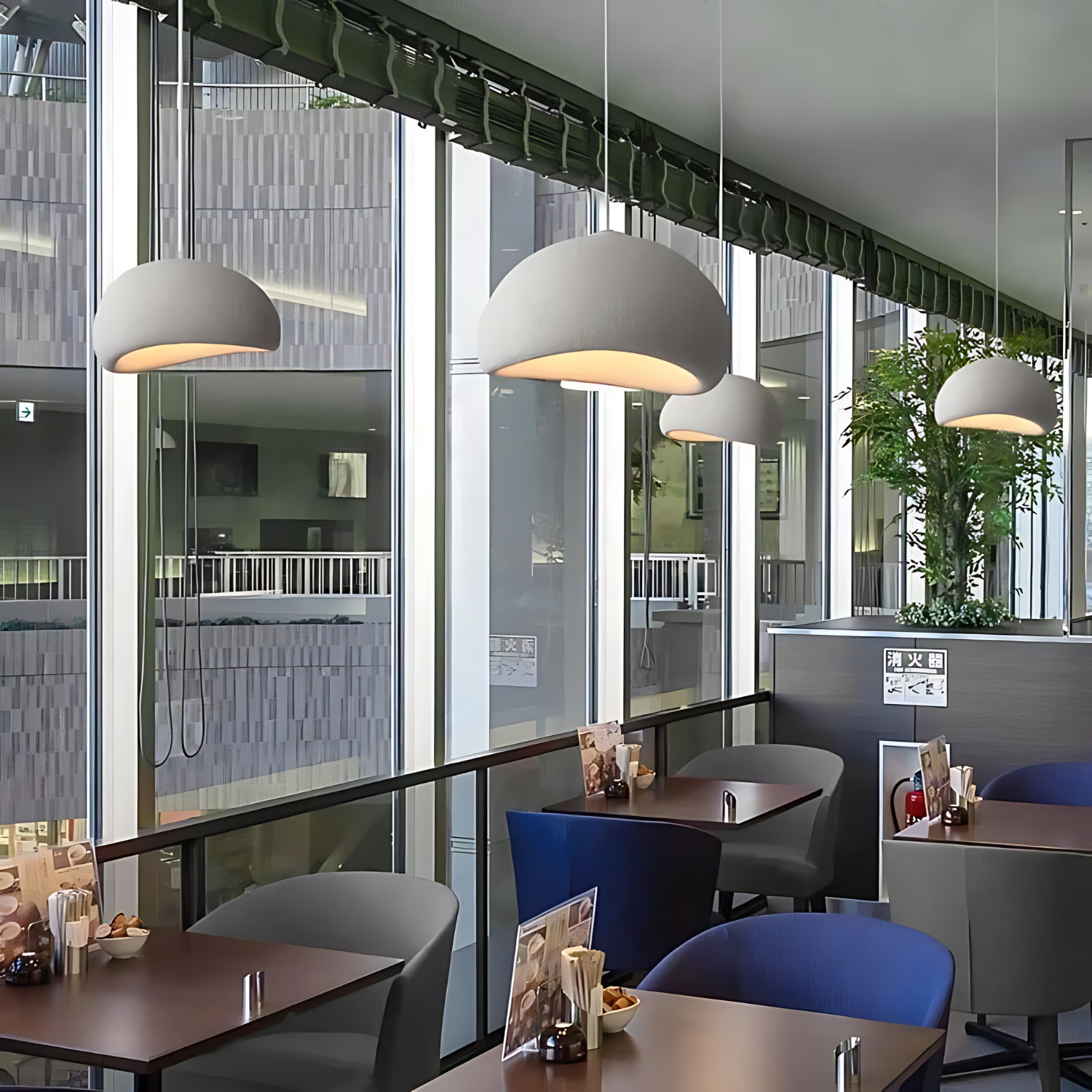 Minimalistyczna lampa sufitowa w stylu japandi