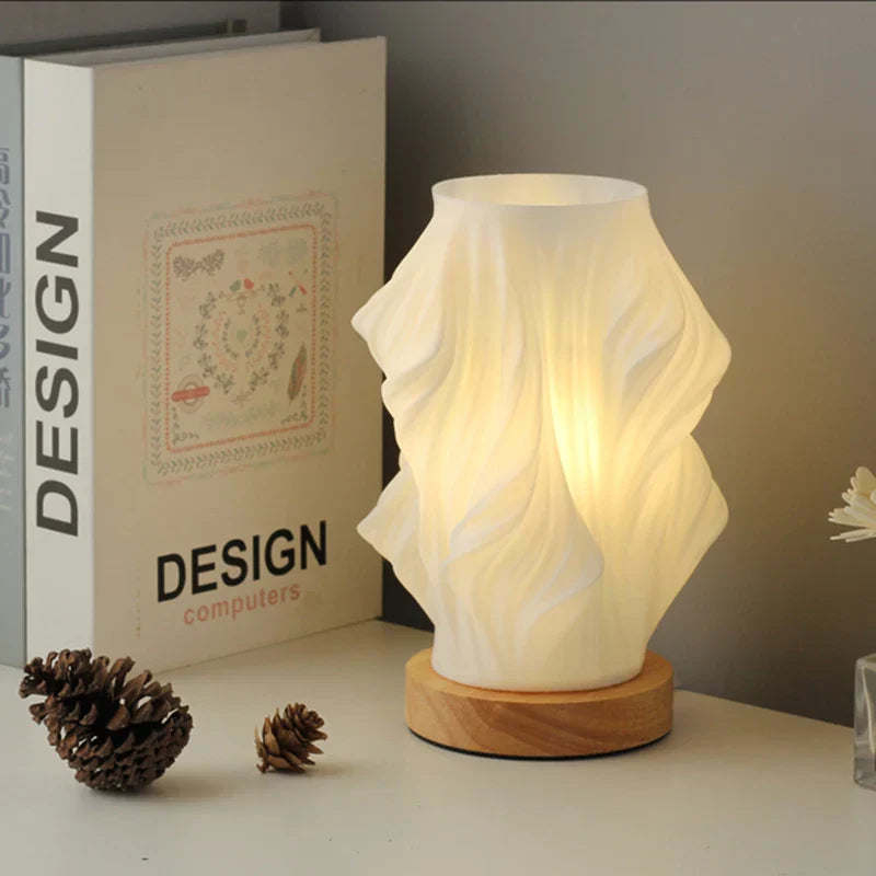Lampa stołowa o rzeźbionym wzorze fal z zasilaniem USB