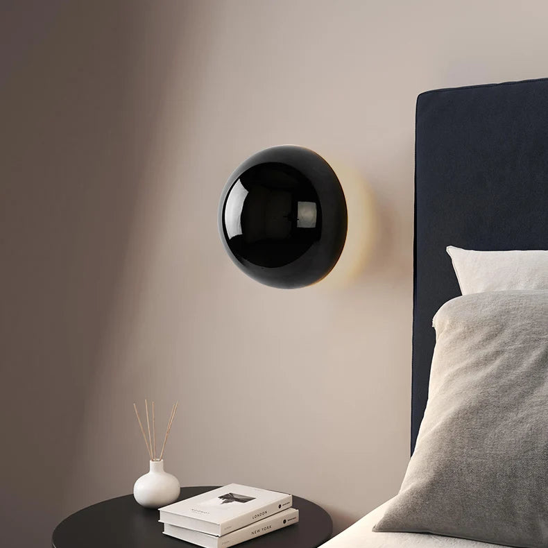 Urokliwa antyczna lampa ścienna w stylu średniowiecznym