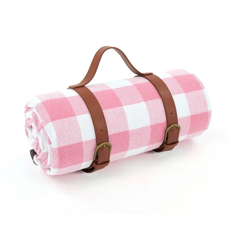 Elegancki koc piknikowy w kratę do relaksu na świeżym powietrzu
