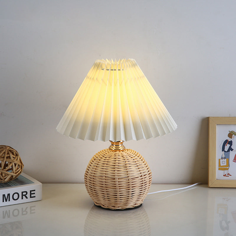 Tkana rattanowa lampa stołowa LED z plisowanym abażurem z tkaniny