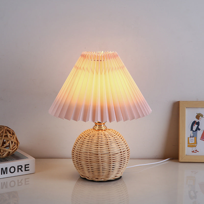 Tkana rattanowa lampa stołowa LED z plisowanym abażurem z tkaniny