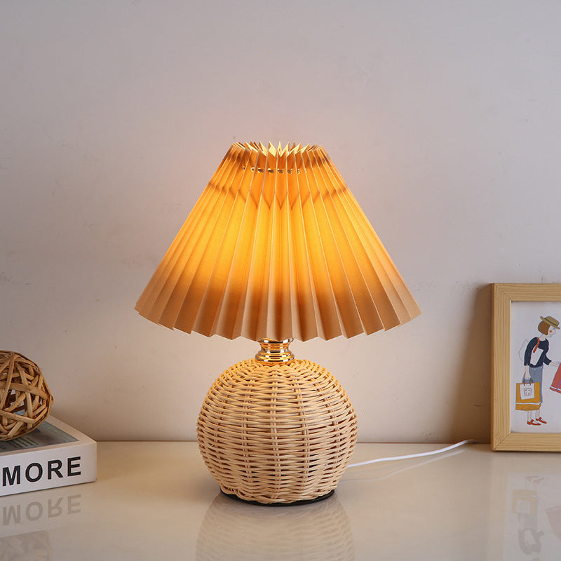 Tkana rattanowa lampa stołowa LED z plisowanym abażurem z tkaniny