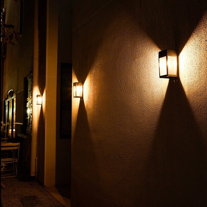 Stylowa solarna lampa ścienna LED do ściany i ogrodzenia ogrodowe