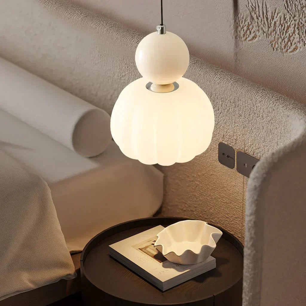 Lampa sufitowa w stylu klasycznym w kremowym odcieniu ze złotymi akcentami