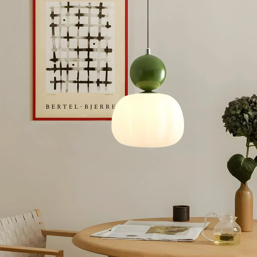 Szklana lampa sufitowa ze złotym wykończeniem do wnętrz