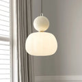 Lampa sufitowa w stylu klasycznym w kremowym odcieniu ze złotymi akcentami