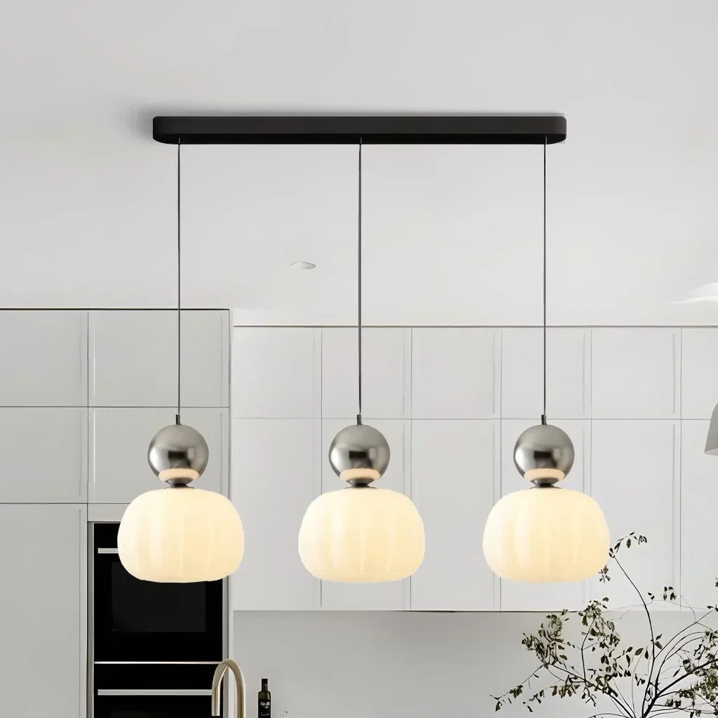 Szklana lampa sufitowa ze złotym wykończeniem do wnętrz
