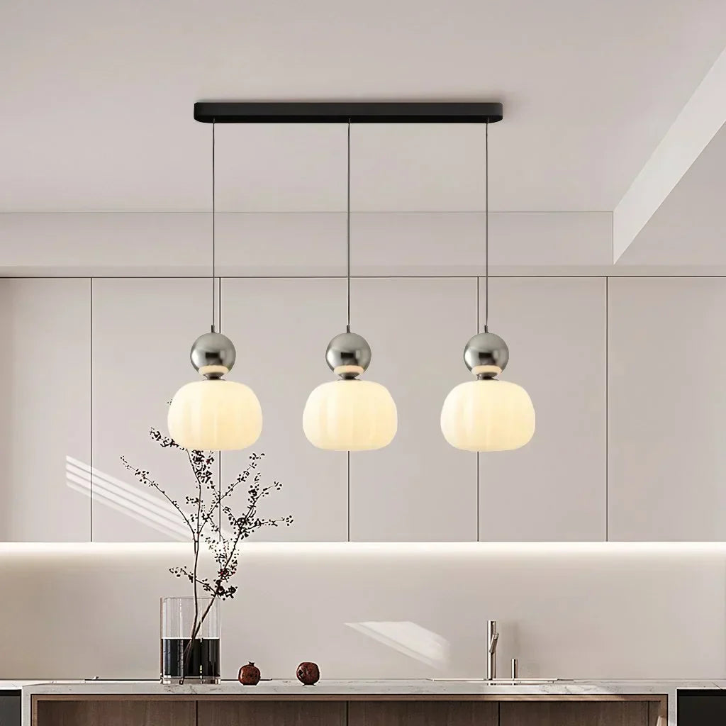 Lampa sufitowa w stylu klasycznym w kremowym odcieniu ze złotymi akcentami