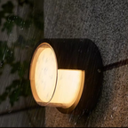 Ozdobna funkcjonalna zewnętrzna lampa ścienna LED z czujnikiem