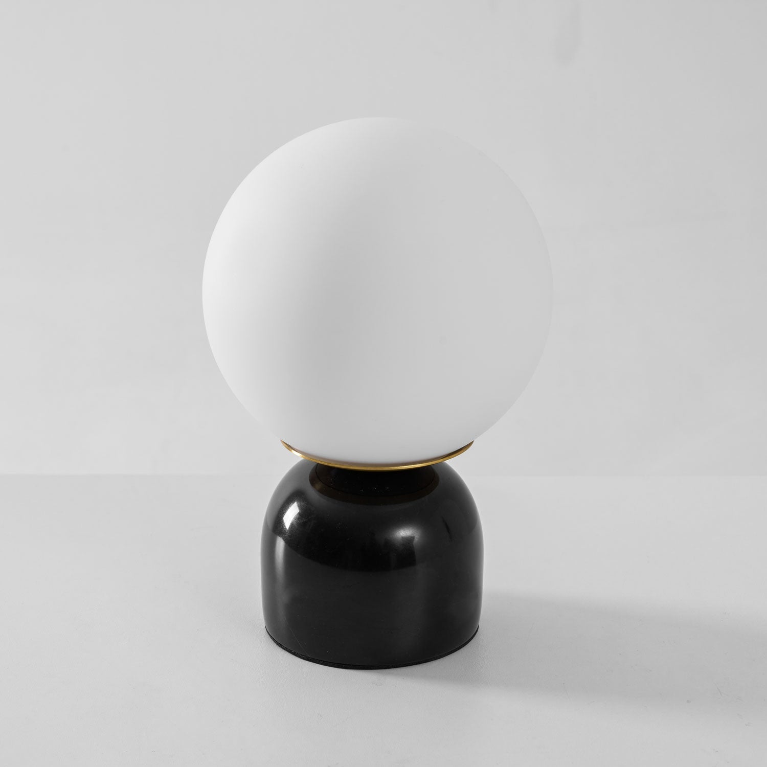 Nowoczesna lampa stołowa Orb Glow Kompaktowe światło otoczenia