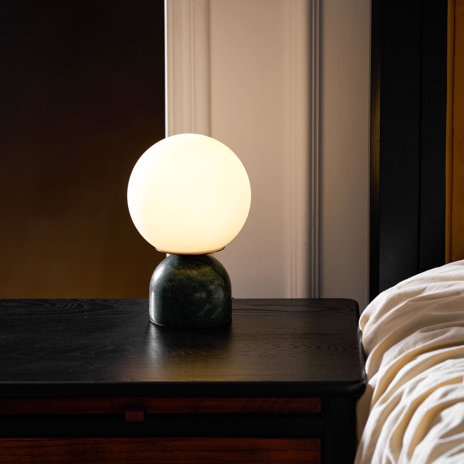 Nowoczesna lampa stołowa Orb Glow Kompaktowe światło otoczenia