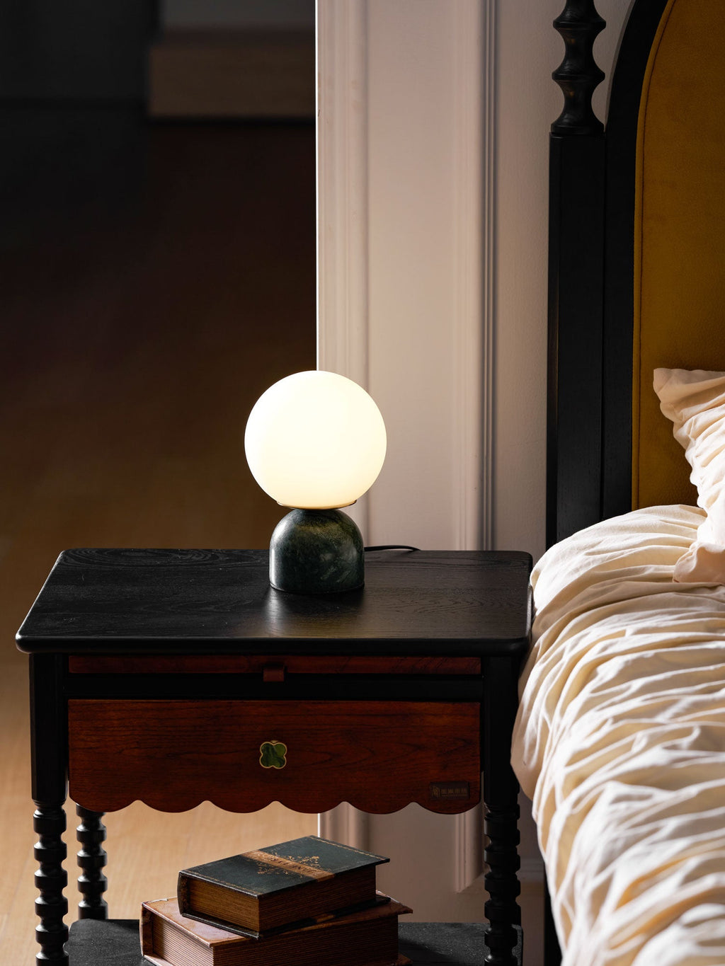 Nowoczesna lampa stołowa Orb Glow Kompaktowe światło otoczenia