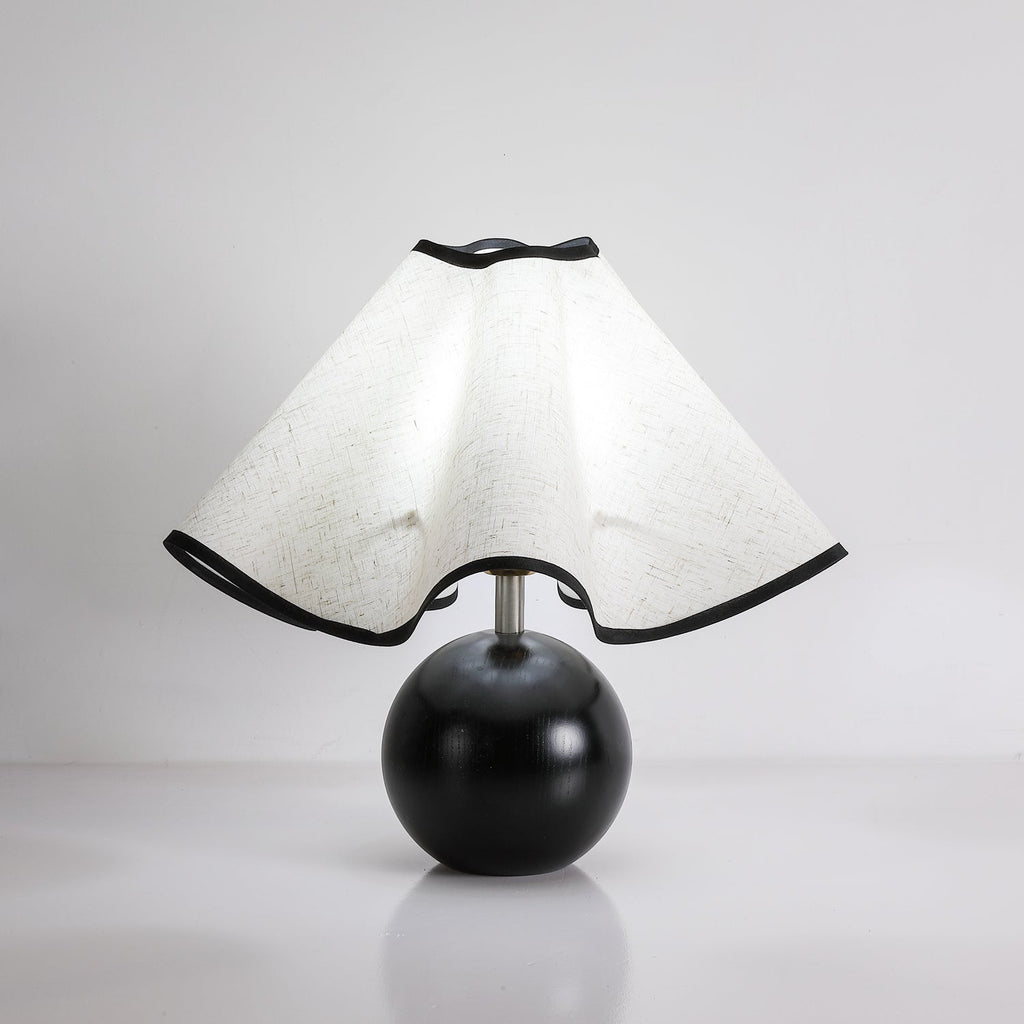 Rzeźbiarska, falista lampa stołowa do wnętrz