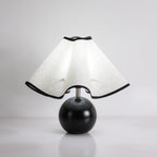 Rzeźbiarska, falista lampa stołowa do wnętrz