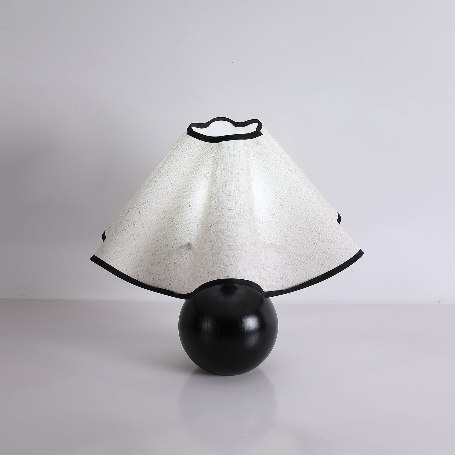 Rzeźbiarska, falista lampa stołowa do wnętrz