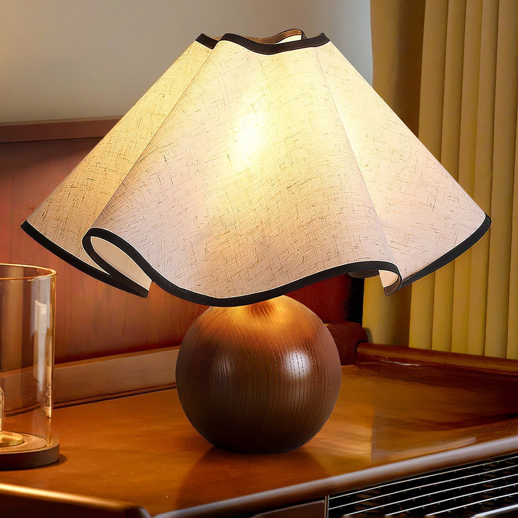 Rzeźbiarska, falista lampa stołowa do wnętrz