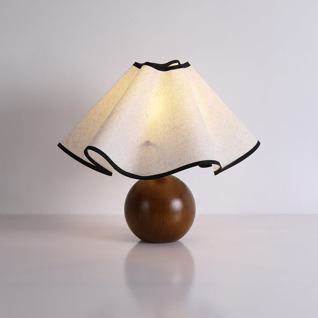 Rzeźbiarska, falista lampa stołowa do wnętrz