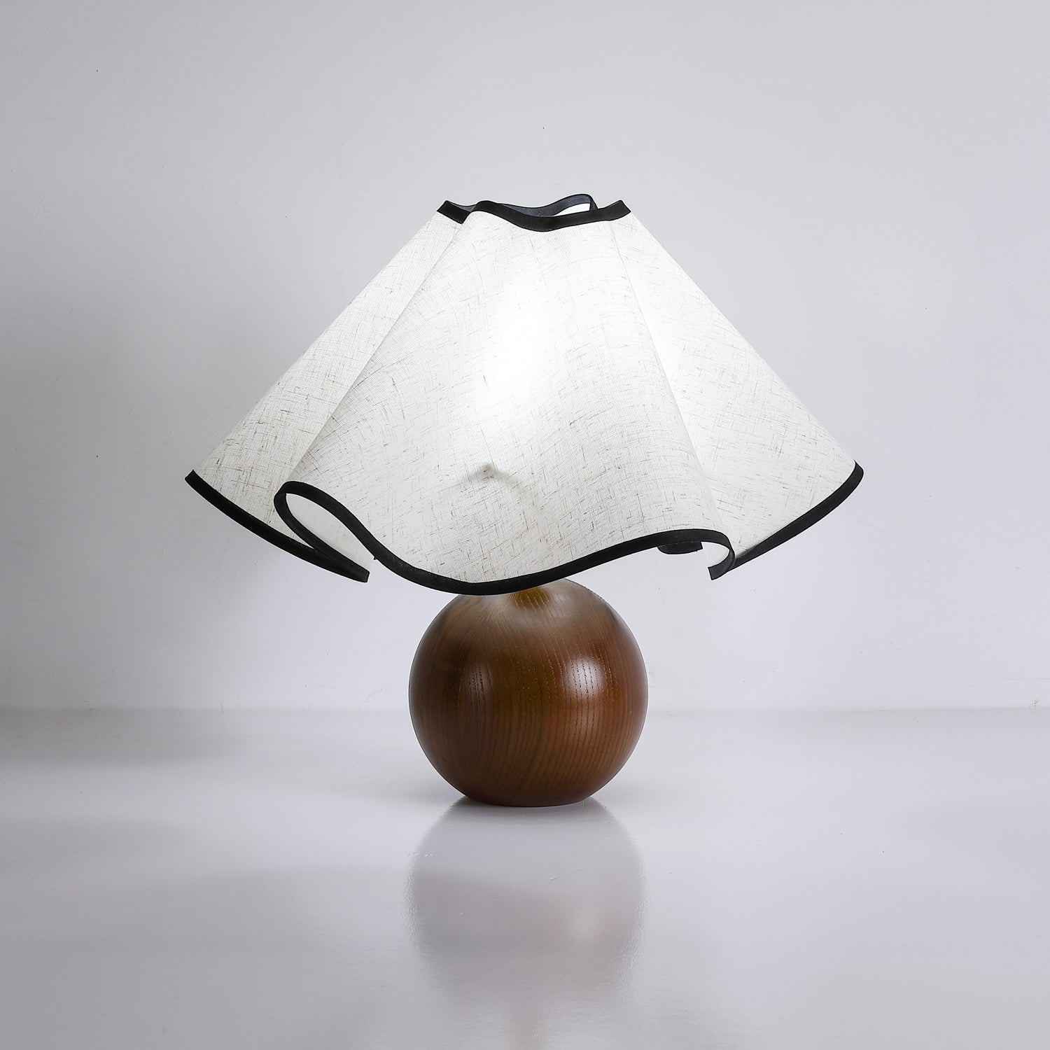 Rzeźbiarska, falista lampa stołowa do wnętrz