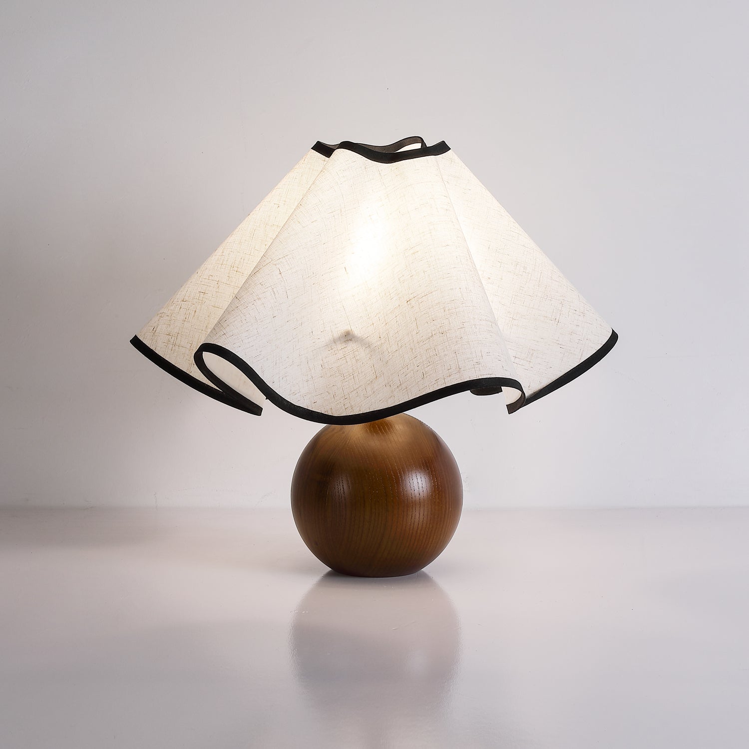 Rzeźbiarska, falista lampa stołowa do wnętrz