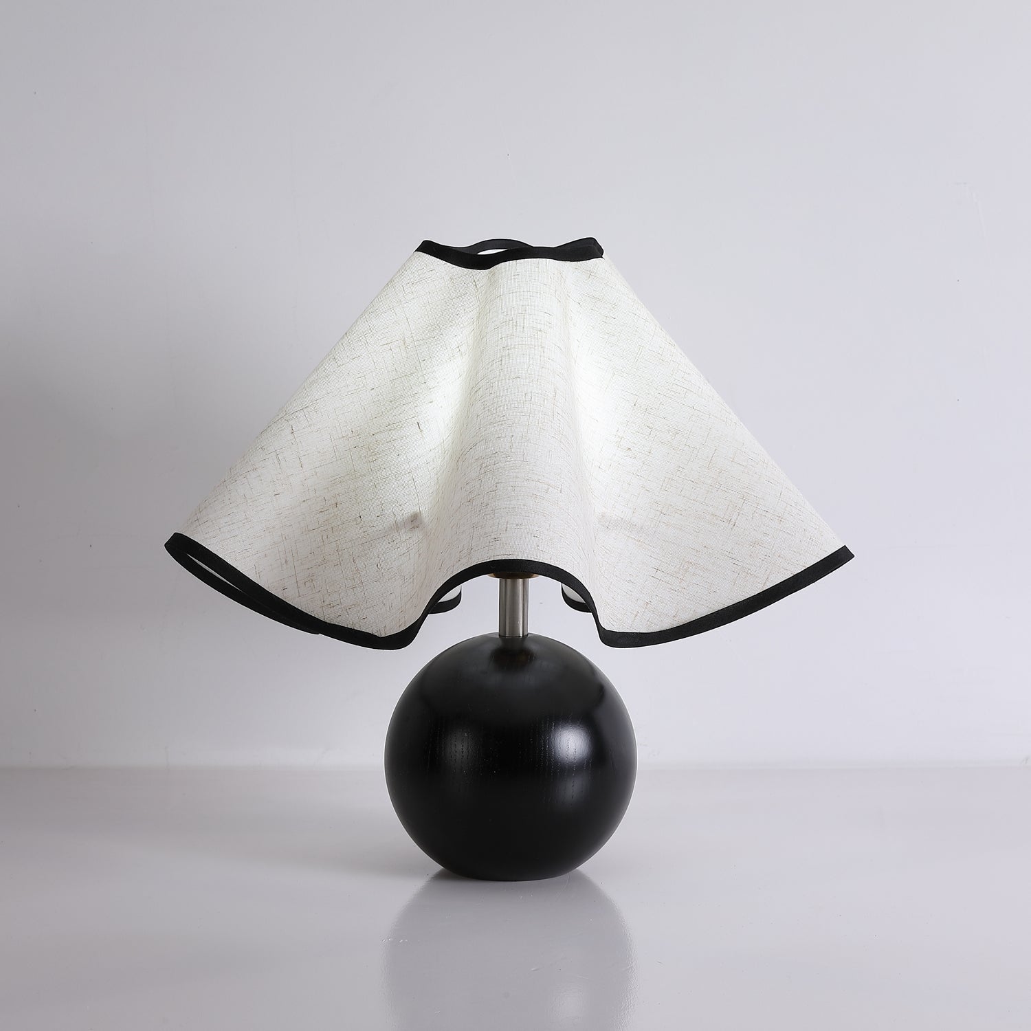 Rzeźbiarska, falista lampa stołowa do wnętrz