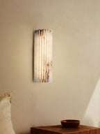 Estetyczna lampa ścienna z alabastru