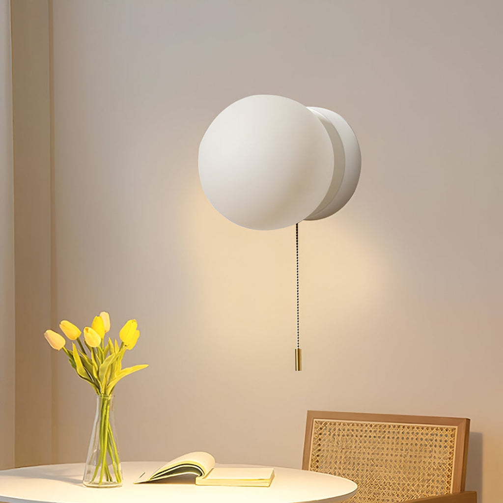 Skandynawska szklana kula LED lampy ściennej z łańcuszkiem