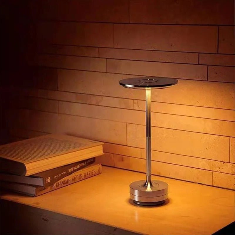Przenośna regulowana bezprzewodowa lampa stołowa
